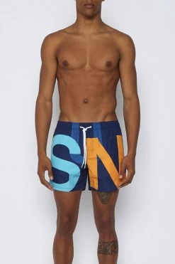 Sundek COSTUME DA BAGNO STAMPA MACRO LOGO 9 Sundek COSTUME DA BAGNO STAMPA MACRO LOGO -Moda Sconto MAN BOARDSHORT PRINTEDBOARDSHORT NAVY M723BDRT41M 0071M 1